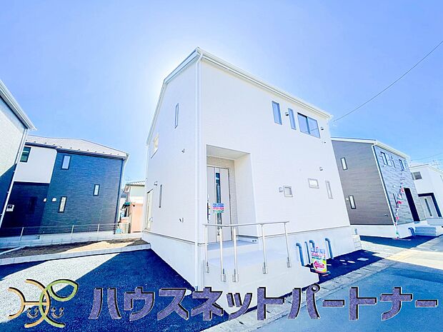 堂々たる趣ながら、主張し過ぎずどこか余裕を感じさせるシャープなフォルムで佇む邸宅は、晴天の空と照らし合わせる事で、本来あるべき完成形の姿を見せてくれます。