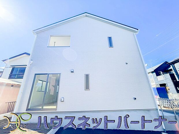 街に溶け合う美しい景観と、採光や風通しを考えて設計された間取り。近隣の視線を考え調整した窓位置など、外観だけでなく、住まうご家族の心地よさを最優先しました。