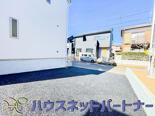 ゆったりとした駐車スペースを確保いたしましたので、大きめのお車でも駐車可能です。自転車やバイクなど、ゆとりのある敷地で置き場所に困ることはないでしょう。