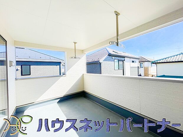 2階にあるバルコニーは太陽の光が燦々と降り注ぎ、毎日のお洗濯も快適に。太陽は心を元気にしてくれますよね。