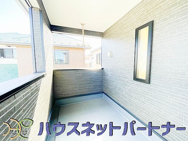 インナーバルコニーの一番のメリットは、屋根があるので雨が降っても濡れにくいという点です。