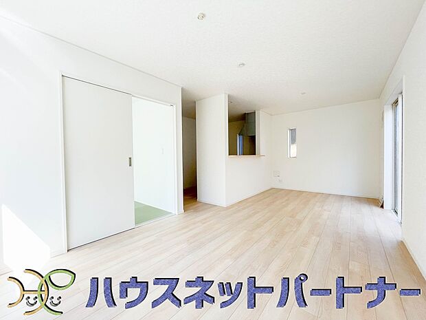 明るい日差し入るリビングは、お友達を招きパーティーが楽しめる広さですよ。