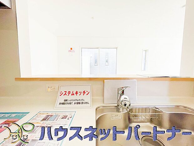 人工大理石のワークトップやシンクは、水を流しただけできれいになったように見えます。白いキッチンは明るく清潔感があり、とっても素敵です。