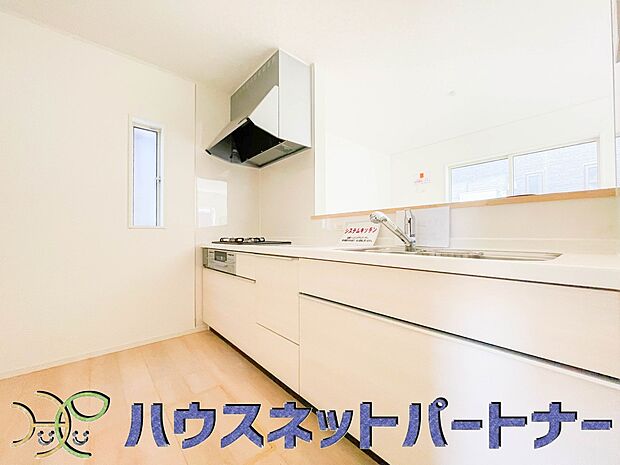 明るい自然光が入る作業スペースを多くとったキッチン採用。夫婦揃ってキッチンに立っても調理がしやすく、家事をしながら会話も弾みます。食器類もすっきりと片付く収納力。