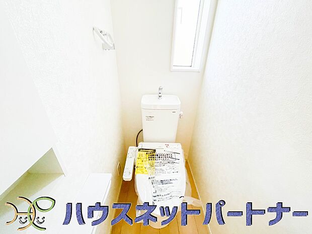 快適な生活を送るための必須アイテムとなった洗浄機能付トイレ。おしり洗浄、ビデ洗浄、暖房便座の3つの機能を標準装備しています。