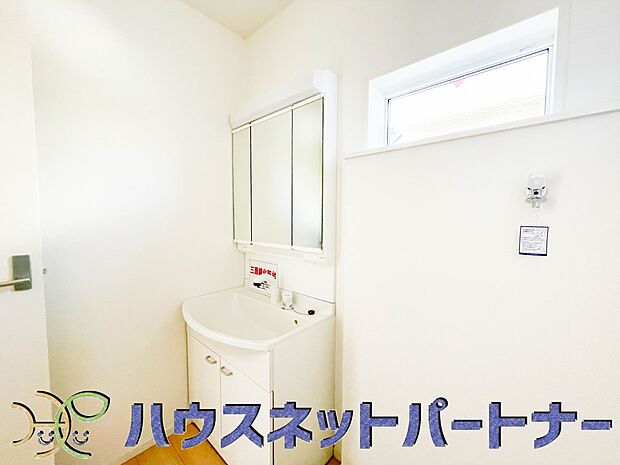 清潔感溢れる洗面台はシャンプードレッサー付き。朝の忙しい時に大活躍します。