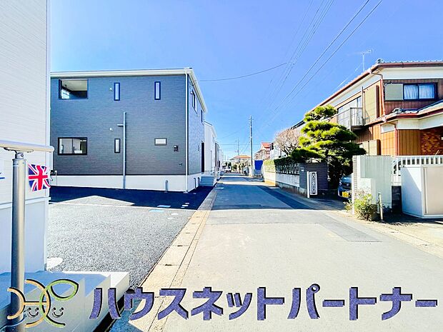 前面道路でお車を駐車するのも楽々。