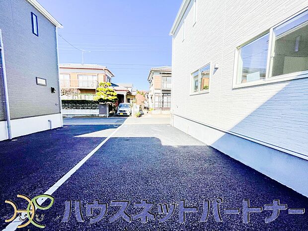 通勤や家族の送迎など、毎日の生活にマイカーが欠かせない方にとって駐車場は大事な条件。敷地内にカースペースがあれば、お出かけやお買い物の際の搬入出もらくらくです。