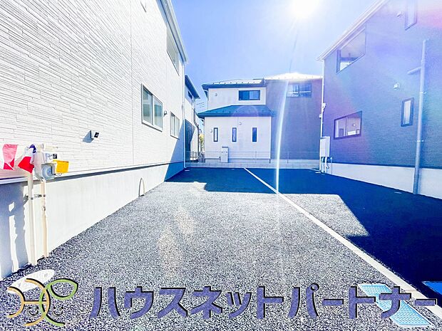 駐車場がある戸建を持つ最大のメリットは、駐車場代金を支払い続ける必要がないことです。賃貸住宅に住んでいる方が、戸建の購入を考えるきっかけに挙げることが多いようです。