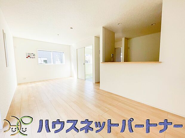 忙しい朝でも家族揃って食事をして頂ける、ゆとりある大きさのダイニングスペース。奥様の手料理をカウンター越しに受けとって頂き、テーブルで囲む素敵な時間を存分にお愉しみ下さい。