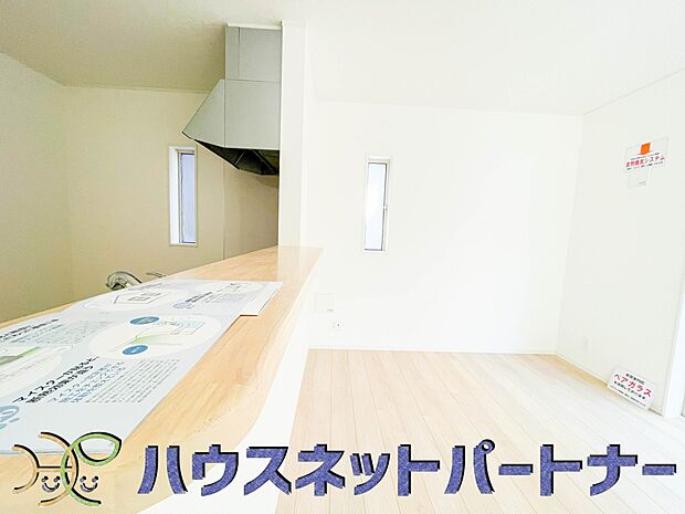 カウンターキッチンなら、リビングで遊ぶ子供の様子を見ながら料理ができるので安心です。料理を運んでもらったり、子供にお手伝いしてもらいやすいのもいいですね♪