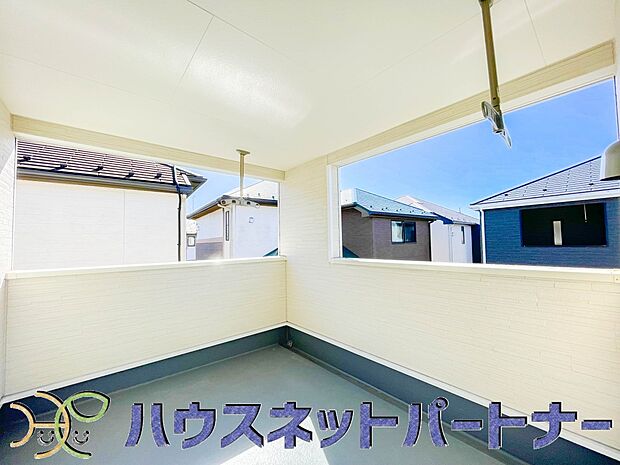 朝の澄んだ空気や、夕方に吹く清々しい風を五感で感じられるバルコニー。住まいの中で唯一屋外にあって、本当の自然を感じられるスペースです。