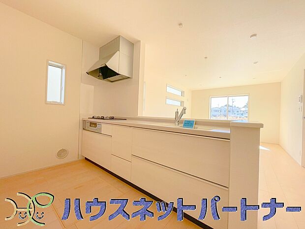 カウンターキッチンは広くて収納力もあるので、快適に料理をすることができます。食器や炊事用具を手の届くところに配置しやすいため調理もスピーディーです。