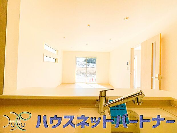 キッチン吊戸棚を無くす事によって、コミュニケーションを重視した設計に致しました。区画によって変わる一体感を、実際にご覧になって頂けましたらと思います。