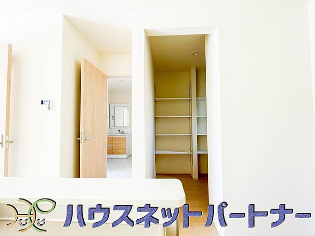 パントリーのあるゆったりキッチンは、お料理上手な奥様にぴったり。