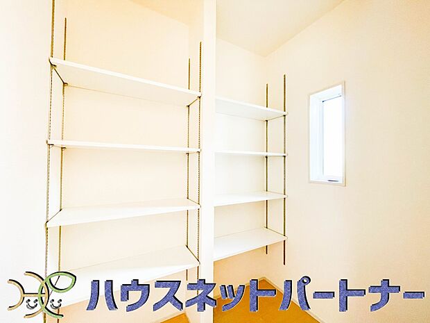 パントリー(食料庫)常温保存できるパン、お米、調味料、缶詰など、日常的に使うものや未開封の食品の収納にぴったり。棚にものを並べて収納すれば、何が足りないのかひと目で確認できます。