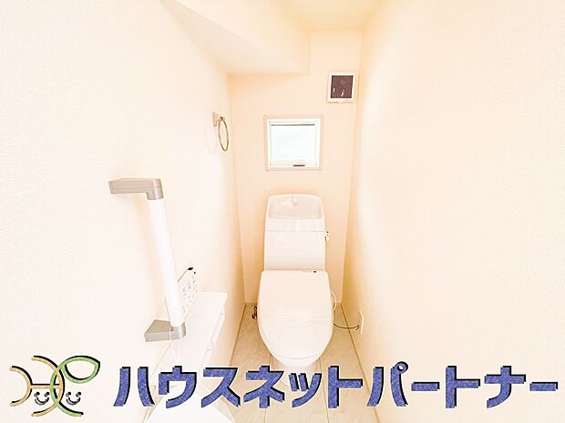 快適な生活を送るための必須アイテムとなった洗浄機能付トイレ。おしり洗浄、ビデ洗浄、暖房便座の3つの機能を標準装備しています。