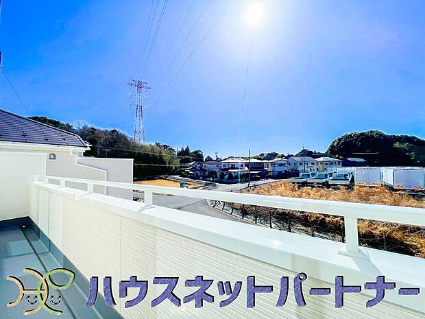 南向きバルコニーから明るい陽射しと爽やかな風がお部屋へと流れ込む、心地よい空間です。2部屋続きなのでお布団も沢山干せますね。