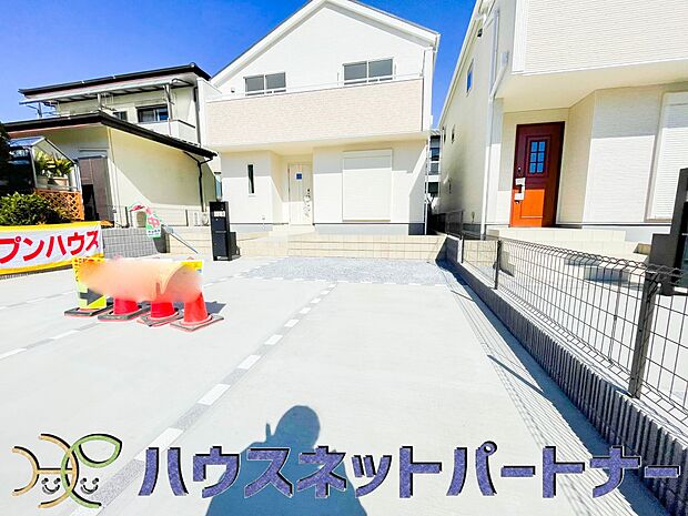 広々した駐車スペースは並列2台分。駐車が苦手な方もラクチンです。