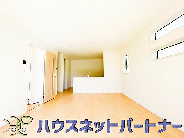 忙しい朝でも家族揃って食事をして頂ける、ゆとりある大きさのダイニングスペース。奥様の手料理をカウンター越しに受けとって頂き、テーブルで囲む素敵な時間を存分にお愉しみ下さい。