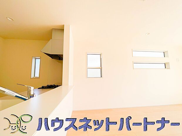 家族の様子を見ながらキッチンでお料理。一日の出来事を会話しながらの家事は嬉しいコミュニケーション。