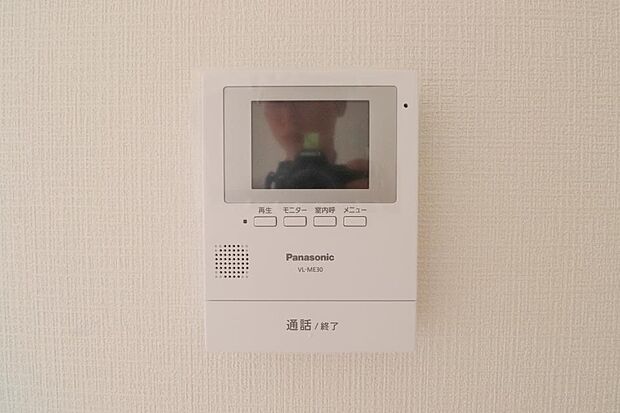 来訪者の様子を室内TVモニターでチェック。対応したくないセールスを断りやすく、子どもに留守番をさせるときも安心。