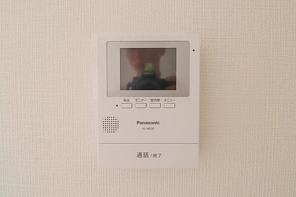 来訪者の様子を室内TVモニターでチェック。対応したくないセールスを断りやすく、子どもに留守番をさせるときも安心。