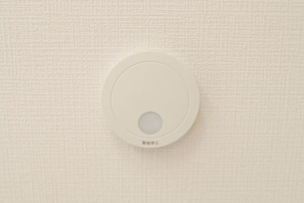 予期せぬ火事。火災警報器で助かる命があります。火災は決して他人事ではなく、どこの家庭でも起こり得ることです。万が一の時でも、火災警報器が、いち早く火災を知らせてくれます。