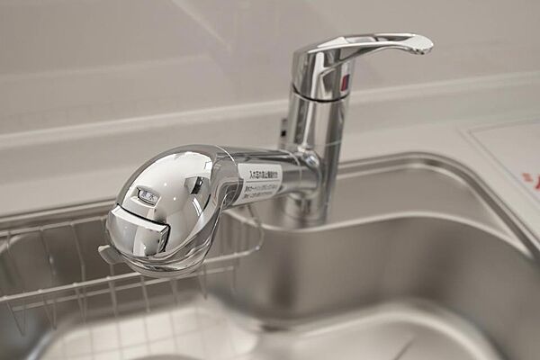一つの蛇口で「原水（水道水）」「シャワー」「浄水」を切り替えられる、浄水器を内蔵した混合水栓です。浄水は、水栓本体の首部分に付属のカートリッジをセットして使用します。