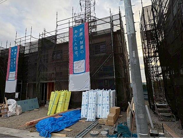 街に溶け合う美しい景観と、採光や風通しを考えて設計された間取り。近隣の視線を考え調整した窓位置など、外観だけでなく、住まうご家族の心地よさを最優先しました。