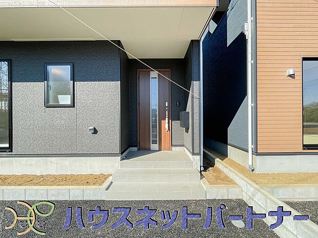 玄関の扉を開けるとそこは家族の待つお家。笑い声が聞こえてきそう。