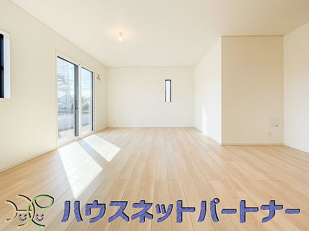 太陽の光が照らす明るいリビングは、開放感があり通風・採光に優れ、心地よい光と風が舞い込んできます。心休まるリビングは何よりも快適な時間を過ごせます。