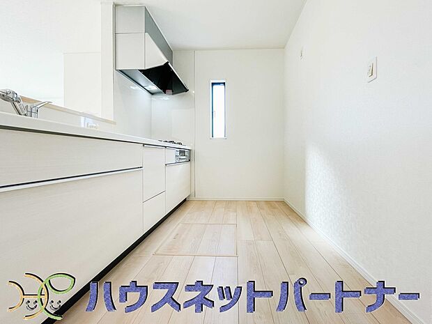 明るい自然光が入る作業スペースを多くとったキッチン採用。夫婦揃ってキッチンに立っても調理がしやすく、家事をしながら会話も弾みます。食器類もすっきりと片付く収納力。