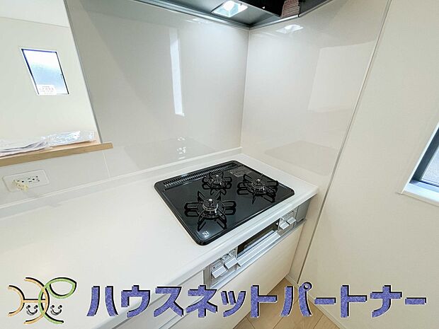 三口コンロで料理の幅を拡げてくれる使いやすいシステムキッチンを採用。洗い場も大きいので野菜や食器を洗ったりする際にも捗り、奥様の強い味方となってくれるはずです。