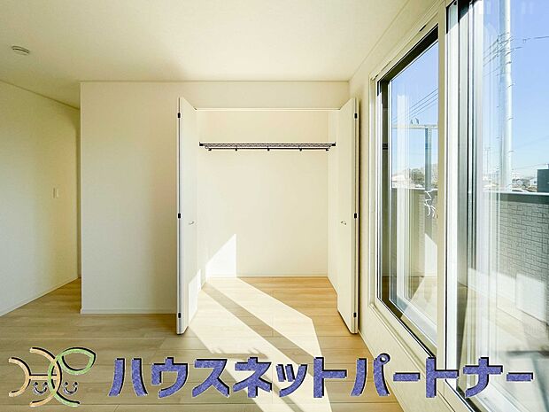独立性を高めたお部屋。たっぷりの収納も配備しており、片付いた空間を現実出来そう。陽光も降り注ぐ明るく開放的な空間が魅力的。