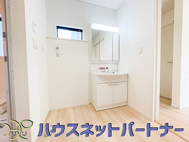 明るい清潔感のある洗面所は、鏡も大きくシンクが広々。朝の支度も楽にこなせます。