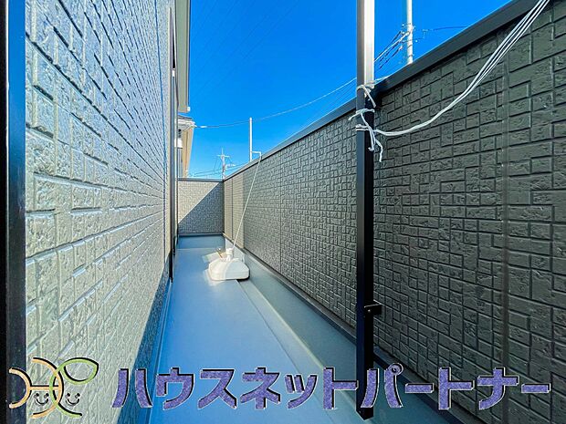 南向きバルコニーから明るい陽射しと爽やかな風がお部屋へと流れ込む、心地よい空間です。2部屋続きなのでお布団も沢山干せますね。