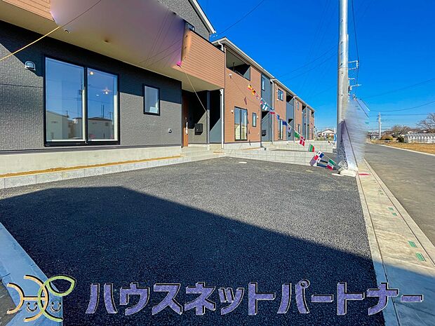 通勤や家族の送迎など、毎日の生活にマイカーが欠かせない方にとって駐車場は大事な条件。敷地内にカースペースがあれば、お出かけやお買い物の際の搬入出もらくらくです。