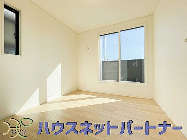 明るい2面窓のある洋室は清清しい風をお部屋へ運んでくれます。湿気やカビの心配も減るので快適に過ごせますね。