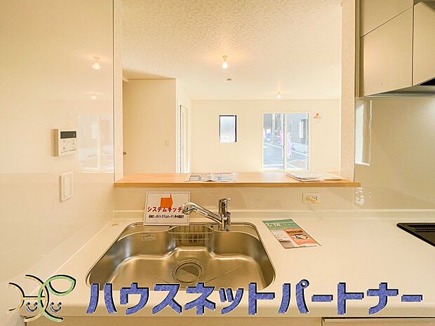 人工大理石のワークトップやシンクは、水を流しただけできれいになったように見えます。白いキッチンは明るく清潔感があり、とっても素敵です。