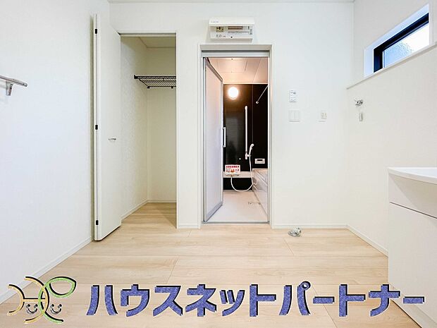 タオルやパジャマ、下着、掃除用品などランドリーに置きたいアイテムを一気に収納してくれる、あると便利サニタリー収納。