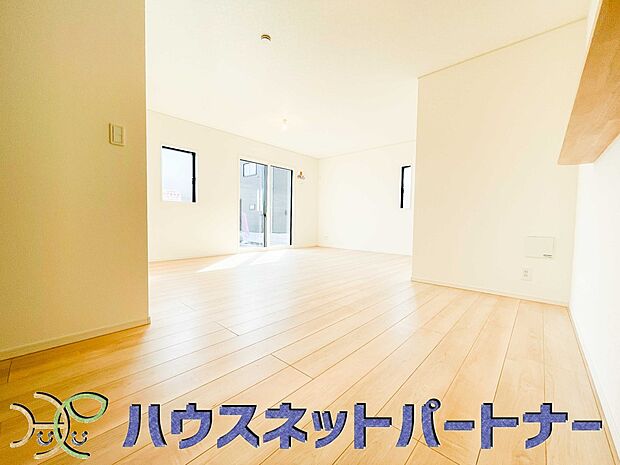 リビングは、食事スペースと寛げる場所設けてもまだ余裕の広さ。明るい光が照らしてくれます。