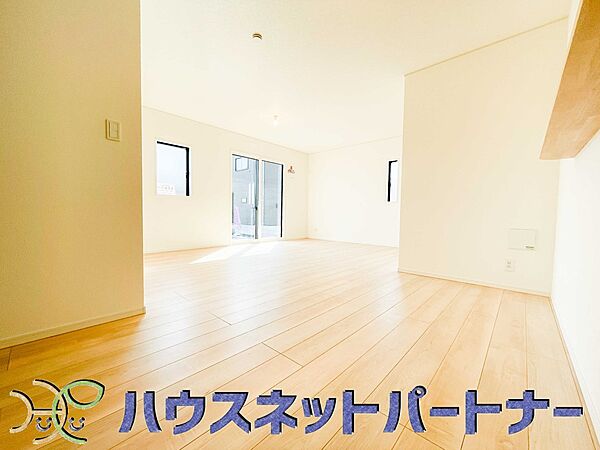 リビングは、食事スペースと寛げる場所設けてもまだ余裕の広さ。明るい光が照らしてくれます。