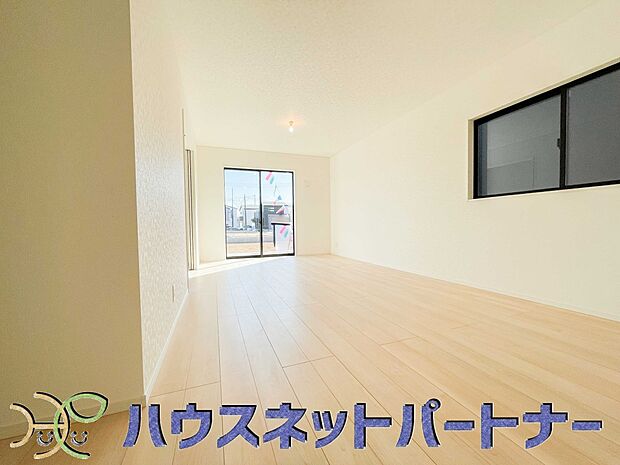 太陽の光が照らす明るいリビングは、開放感があり通風・採光に優れ、心地よい光と風が舞い込んできます。心休まるリビングは何よりも快適な時間を過ごせます。