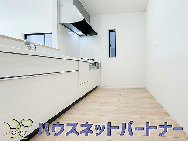 明るい自然光が入る作業スペースを多くとった壁付けキッチン採用。夫婦揃ってキッチンに立っても調理がしやすく、家事をしながら会話も弾みます。食器類もすっきりと片付く収納力。