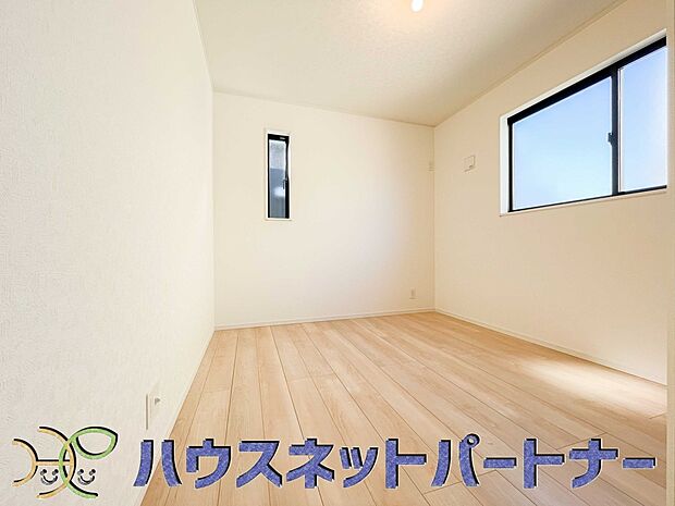 明るい窓のあるお部屋は子供部屋にぴったり。可愛い家具で素敵なお部屋に。