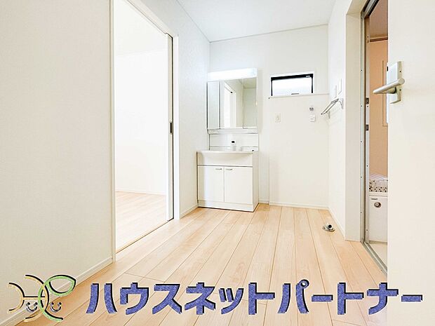 洗面室のある脱衣所は広々。脱いだお洋服をそのままお洗濯。