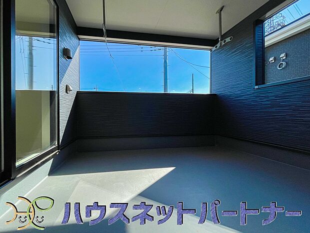 インナーバルコニーの一番のメリットは、雨が降っても使えるという事です。通常、インナーバルコニーは、上の屋根が掛かっていますので雨に濡れることがほとんどありません。