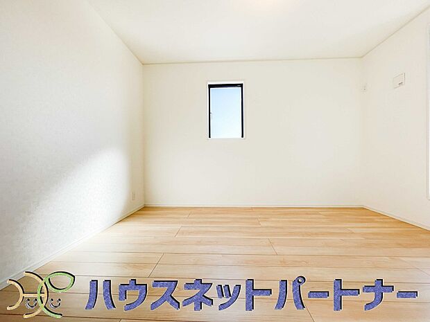 柔らかな日差しが入る洋室は落ち着いた雰囲気のお部屋です。ベッドを置いてゆったりと心も体も休まるお部屋へ。