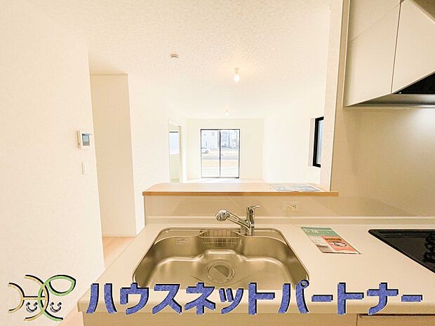 リビングにいるお子様と会話をしながら家事ができるカウンターキッチン。いま手があいているか、忙しそうなのか相手の様子を伺いながらコミュニケーションをとる訓練にもなります。